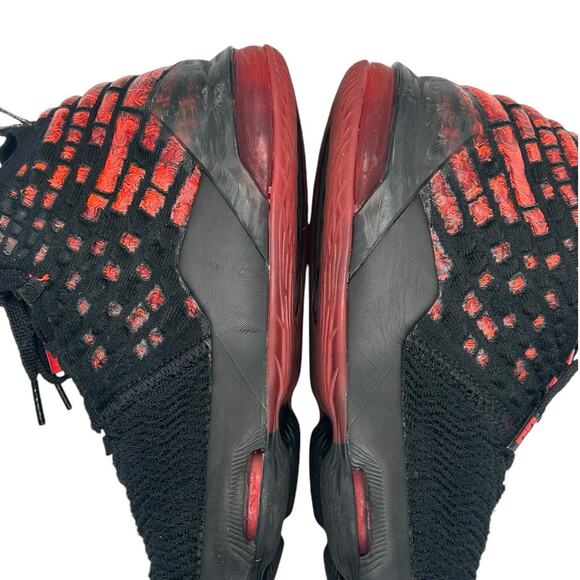 Nike GS LeBron 17 Red Black Kids Size 6.5 Youth - Picture 6 of 9